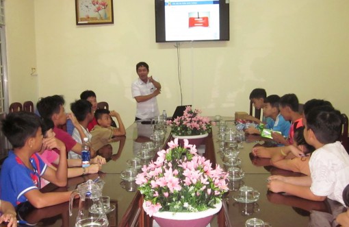 Trang bị kiến thức an toàn giao thông cho trẻ em