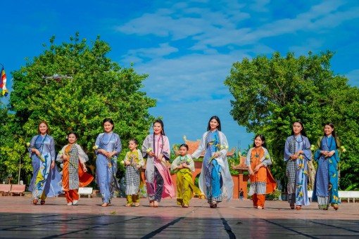 Ấn tượng bộ sưu tập áo dài
“Sắc vàng non thiêng”