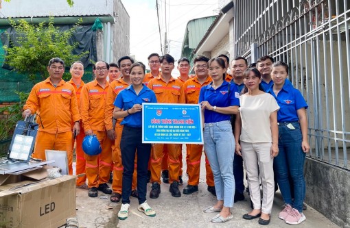 Đoàn Thanh niên EVNGENCO2 ra quân lắp đèn đường năng lượng mặt trời
