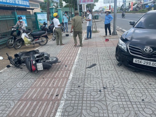 Đại úy công an bắt cướp giật trên đường