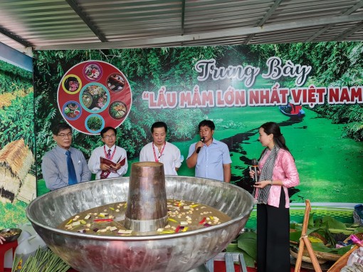 Xác lập kỷ lục tổ ong và lẩu mắm lớn nhất Việt Nam