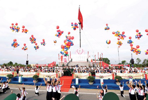 Lễ thượng cờ Thống nhất non sông tại Di tích Ðôi bờ Hiền Lương - Bến Hải