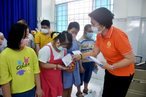 Thăm, tặng 170 phần quà cho học sinh Trường Tương Lai