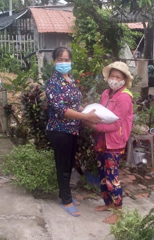 Giúp nhau vượt khó