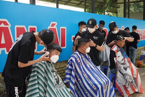 “Ở đây, có hớt tóc miễn phí!”