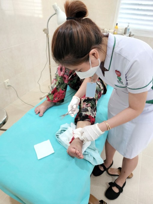 Cấp cứu cụ bà tự chạy xe đi khám mắt bị tai nạn giao thông