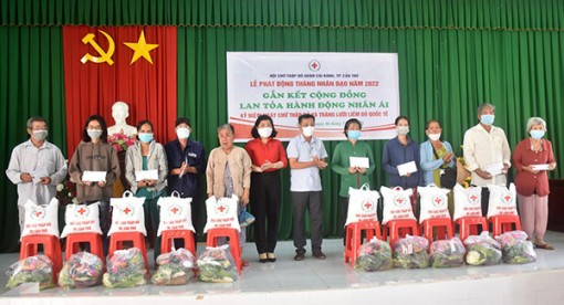Hội Chữ thập đỏ quận Cái Răng tổ chức phiên chợ nhân đạo