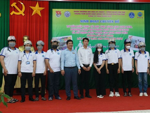 Hơn 300 sinh viên tìm hiểu về an toàn giao thông và kiến thức phòng, chống HIV/AIDS