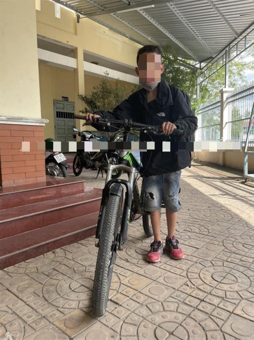 Công an huyện Phong Điền giúp cháu bé đi lạc về với gia đình