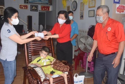 Thăm hỏi, tặng quà đến các địa chỉ nhân đạo