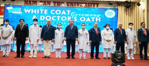 Lễ trao áo trắng và lời tuyên thệ của người thầy thuốc tân sinh viên ngành Y đa khoa