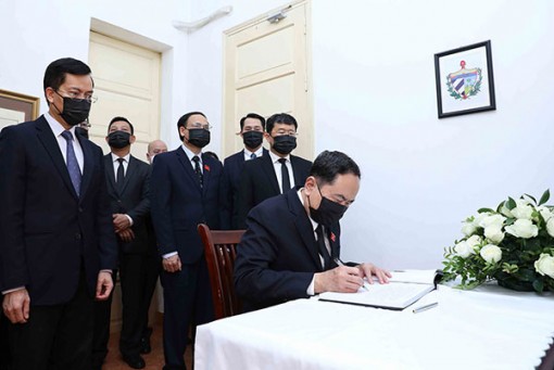 Phó Chủ tịch Thường trực Quốc hội Trần Thanh Mẫn ghi sổ tang, tưởng niệm nguyên Chủ tịch Quốc hội Chính quyền Nhân dân Cuba Ricardo Alarcon de Quesada