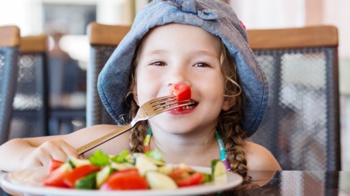 Trao thưởng giúp trẻ nhỏ ăn rau củ nhiều hơn