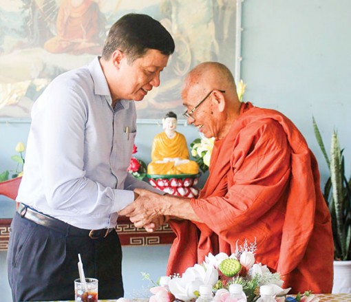 Lãnh đạo thành phố thăm hỏi, chúc mừng tăng, ni, phật tử nhân dịp Ðại lễ Phật đản