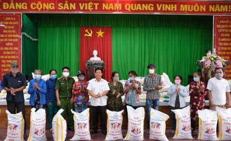 UBND phường Hưng Phú vận động trên 18 tấn gạo tặng người dân
