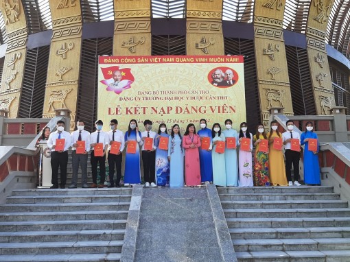 Dâng hương tại Đền thờ Vua Hùng, kết nạp đảng viên và trao học bổng