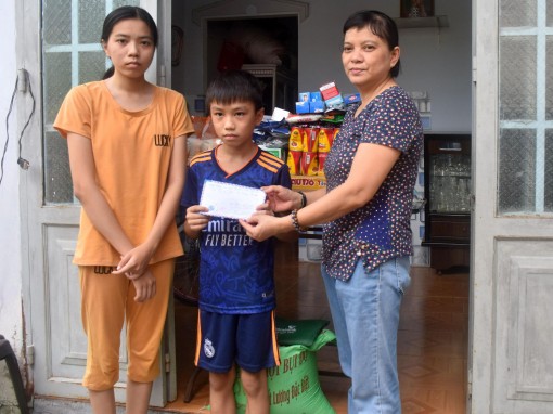 Nhóm từ thiện bạn bè Tuyết Lan hỗ trợ hai người con của bà Dương Thị Nết