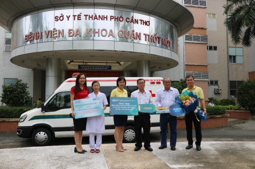 Ngân hàng BIDV tặng xe cứu thương cho Bệnh viện Đa khoa quận Thốt Nốt