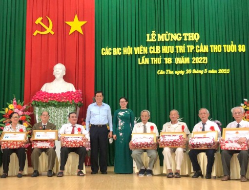 Mừng thọ 28 hội viên tròn 80 tuổi