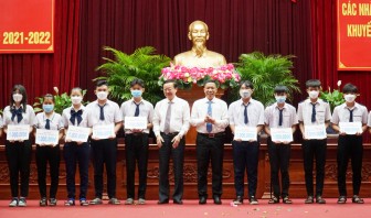 Nâng bước học trò khó khăn Nâng bước học trò khó khăn