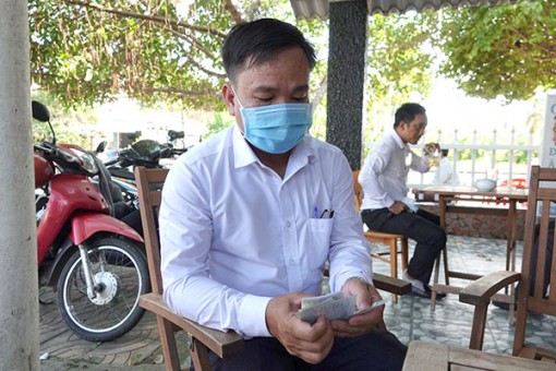 Tấm lòng thầy giáo miệt vườn