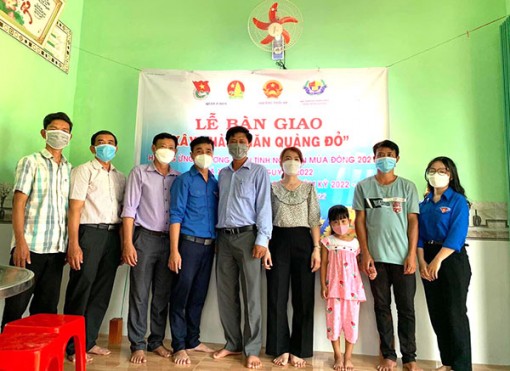 Vận động gần 1 tỉ đồng hỗ trợ đoàn viên thanh niên, học sinh