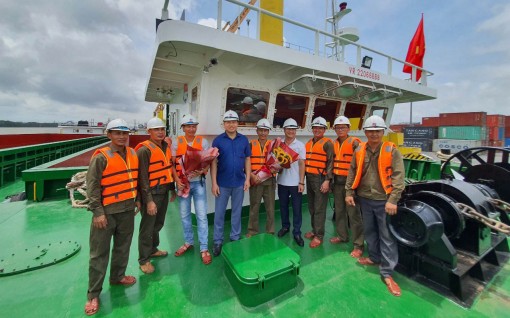 Công ty CP Vận tải thủy Tân Cảng bàn giao, tiếp nhận 2 sà lan 96 teus mới