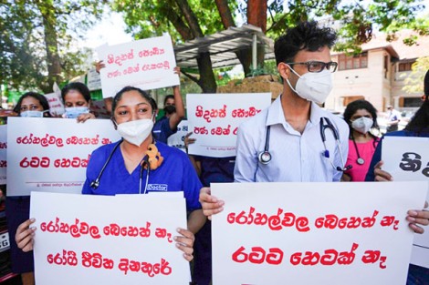 Dân Sri Lanka khốn khổ vì thiếu dược phẩm