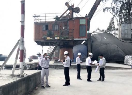 Tăng cường kiểm tra tải trọng phương tiện mang cấp VR-SB ra, vào hoạt động tại cảng, bến thủy nội địa