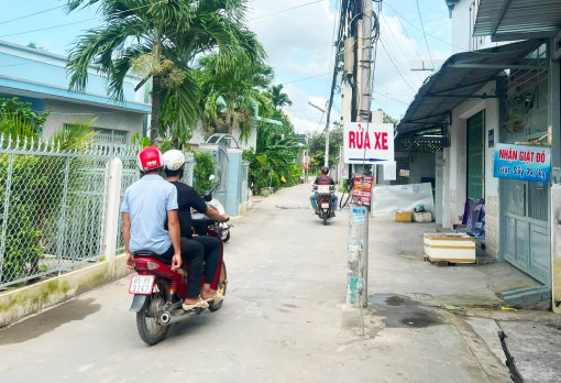 Trụ điện không đảm bảo an toàn giao thông