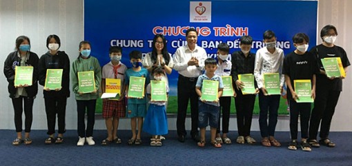 Trao 90 sổ tiết kiệm cho trẻ em hoàn cảnh khó khăn, mồ côi do dịch COVID-19