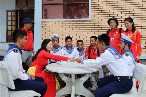 Bài 4: Gắn kết tình yêu biển đảo quê hương trong các lớp tiếng Việt