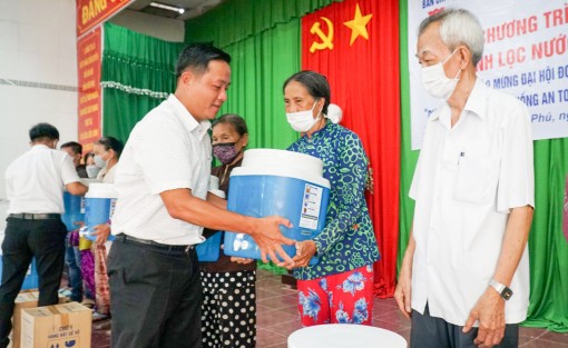 Tặng 16.759 bình lọc nước cho người dân ở các quận, huyện