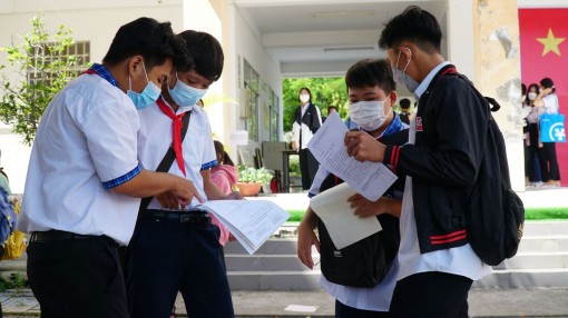 Thí sinh phấn khởi hoàn thành buổi thi đầu tiên