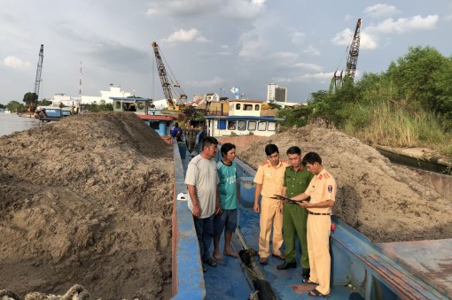 Bắt 2 phương tiện vận chuyển cát không hóa đơn, chứng từ