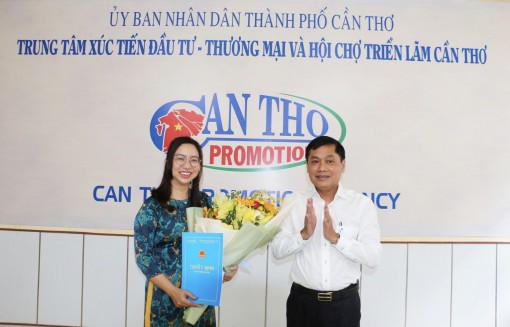 Trao quyết định bổ nhiệm Phó Giám đốc Trung tâm Xúc tiến Đầu tư  - Thương mại và Hội chợ Triển lãm Cần Thơ