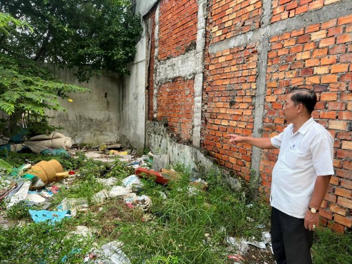 Dân bức xúc vì công trình ngưng thi công