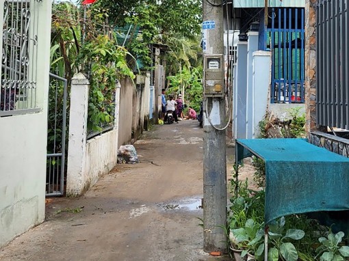 Trụ điện giữa hẻm