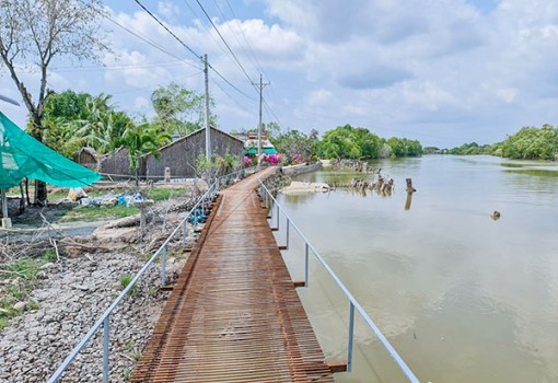 Cà Mau: Sạt lở bờ sông tiếp tục diễn biến phức tạp