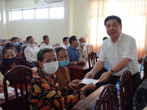 Ủy ban Dân tộc tặng quà đồng bào dân tộc thiểu số