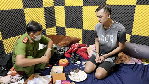An Giang: Bắt 2 đối tượng mua bán ma túy, thu nhiều hung khí nguy hiểm