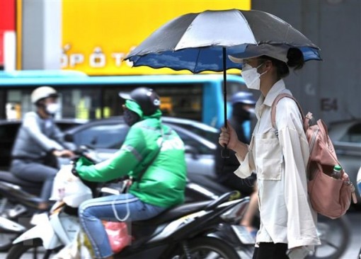 Vùng áp thấp tại Biển Đông mạnh dần lên, Bắc Bộ vẫn nắng gay gắt