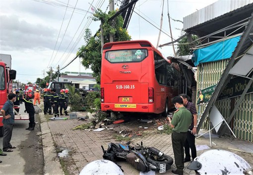 Cà Mau: Xe khách lao vào quán nước, 5 người thương vong