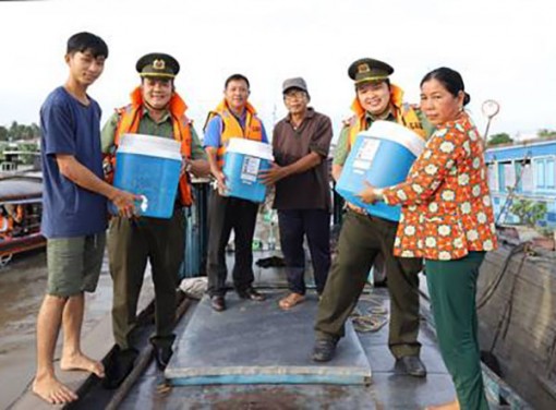 Tặng 100 bình lọc nước cho thương hồ Chợ nổi Cái Răng