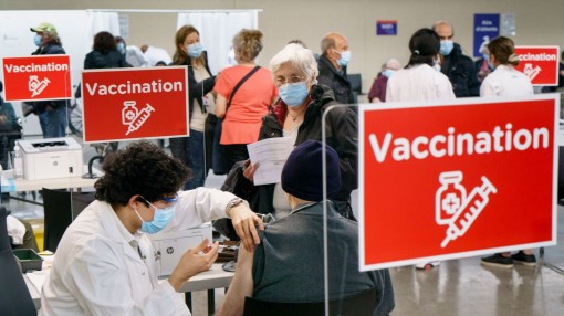 Canada khuyến cáo khẩn cấp tiêm mũi tăng cường vaccine COVID-19