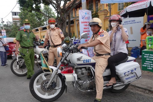 Cảnh sát giao thông Cần Thơ kịp thời chở thí sinh về nhà lấy giấy báo dự thi