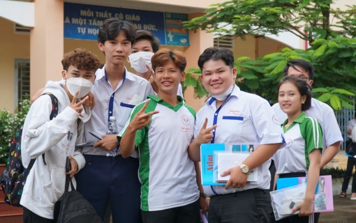 Đề hai bài thi tổ hợp vừa sức, có tính phân loại cao