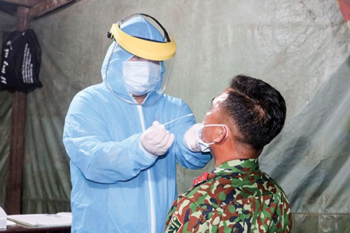 Vì sao hàng ngàn nhân viên y tế nghỉ việc?