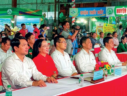 Ngày hội Du lịch  Văn hóa chợ nổi Cái Răng năm 2022 thu hút hơn 84.000 lượt khách