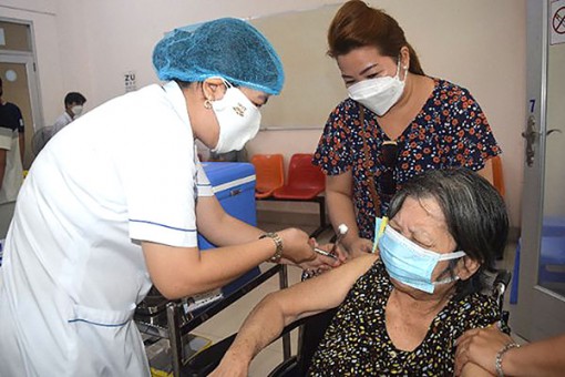 Tập trung tiêm vaccine phòng COVID-19 cho người dân